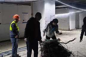 聚力焕新，众志成城——大连福佳新天地购物广场男员工投身一线助力商场局部升级改造